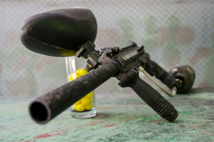一把CS枪和彩弹