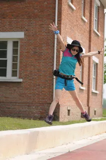 野外求生户外美女绿色大自然风景背包客人物