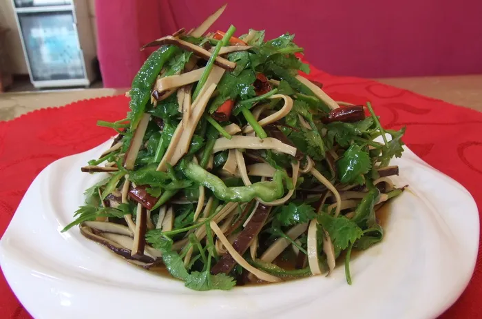 尖椒香菜拌熏干12元