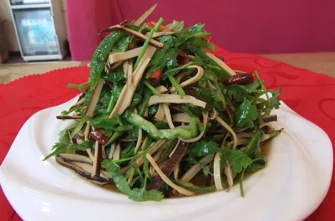 尖椒香菜拌熏干12元 尖椒香菜拌熏干12元