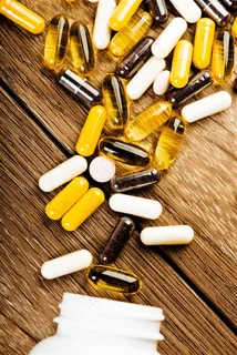 木板上的鱼肝油跟胶囊 木板上的鱼肝油跟胶囊