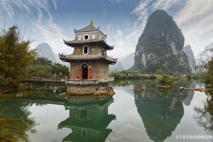 湖中的仿古建筑图片