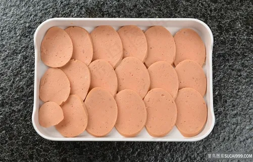 高清摆盘午餐肉火锅美食图片