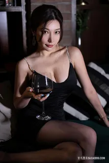拿红酒杯的韩国性感大胸美女写真图片 拿红酒杯的韩国性感大胸美女写真图片