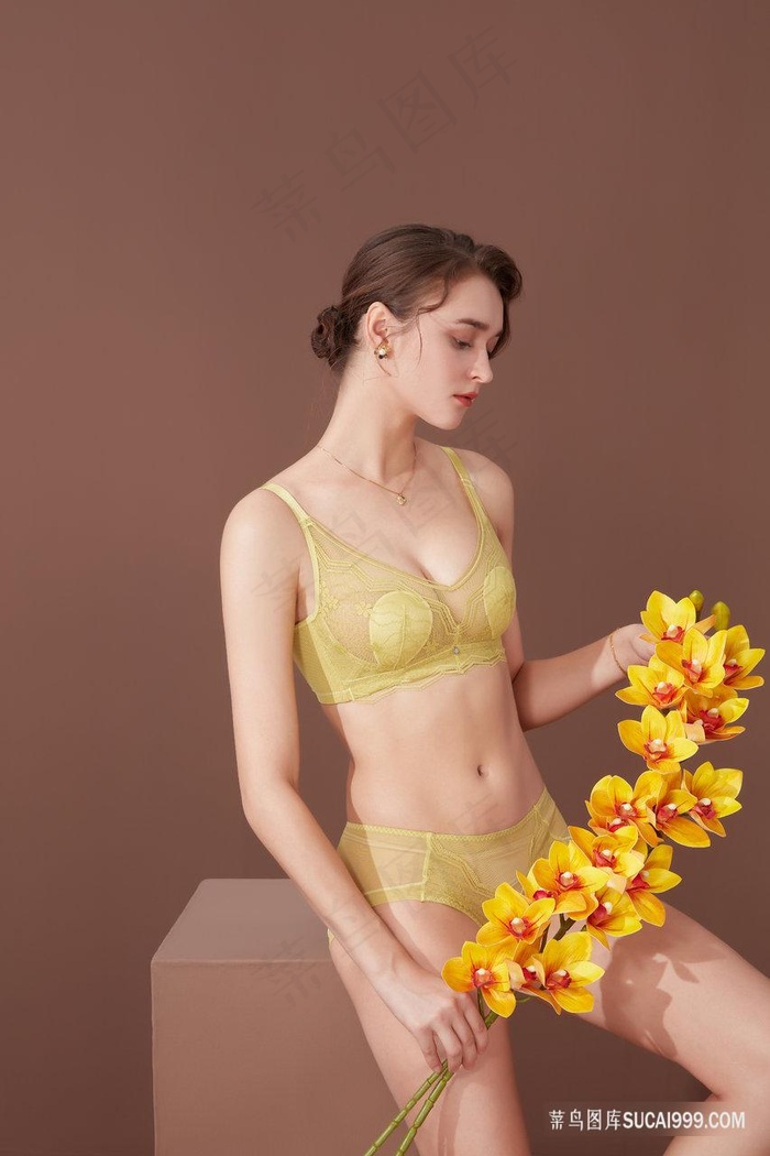 手上拿着花的内衣美女模特