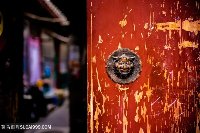 北京老房子的红色大门和门环