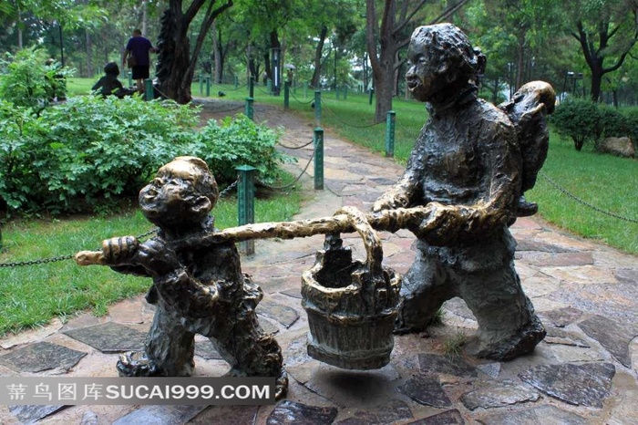 抬水的母子民间人物雕塑摄影素材