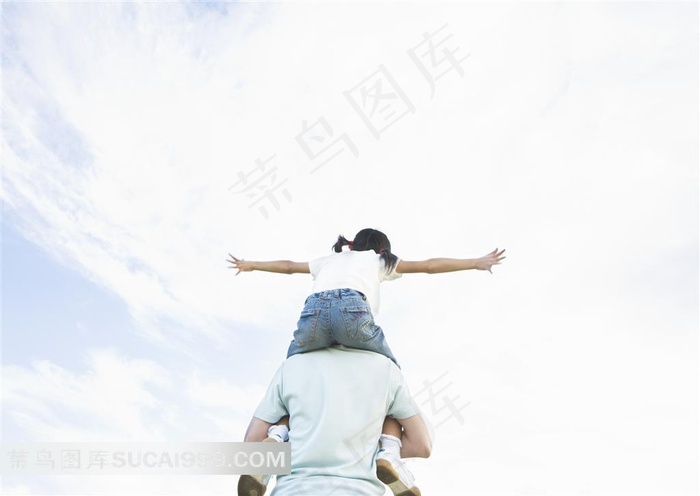 亲子广告元素 孩子坐着父亲的肩膀上展开手臂动作图