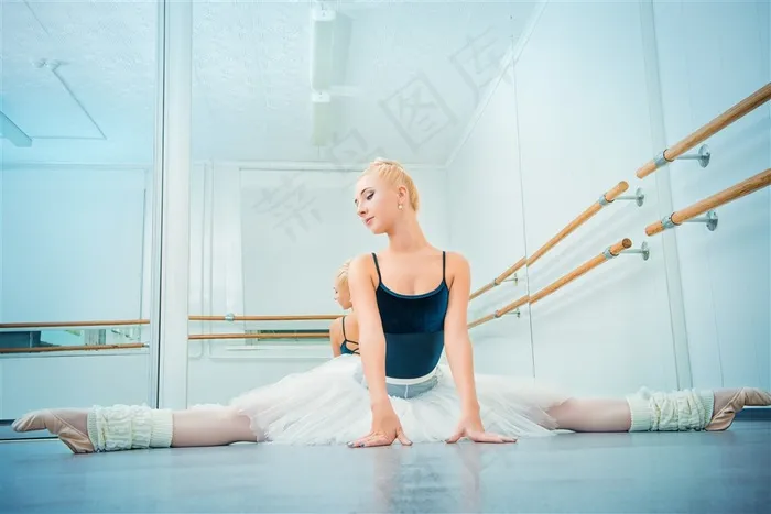正在练功房练习的舞者高清摄影图