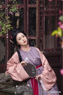 赏花的唯美古装美女煜月写真图片