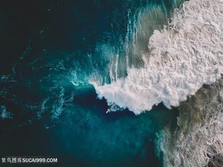 俯拍海浪冲刷的浪花