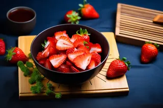 草莓切片水果摄影图