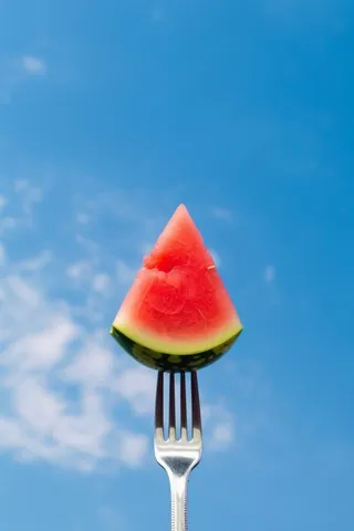 叉子西瓜美食清爽天空蓝色背景