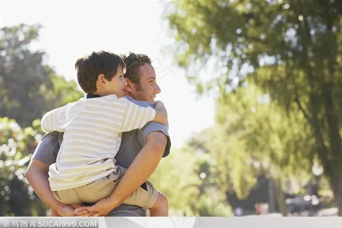 幸福家庭-外国家庭爸爸背着男孩在行走