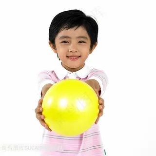 捧黄色皮球的男孩素材