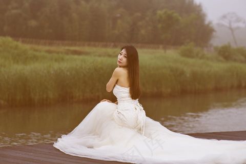 拖地婚纱个人写真图片