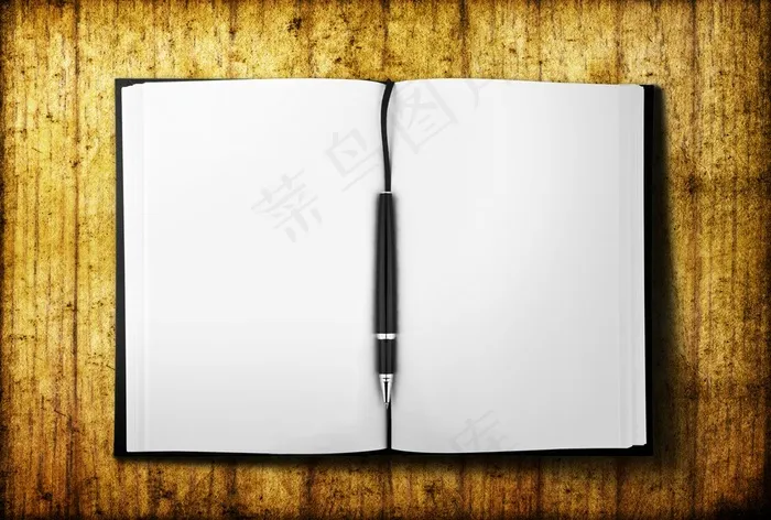 棕色桌子上摊开的书本高清图片