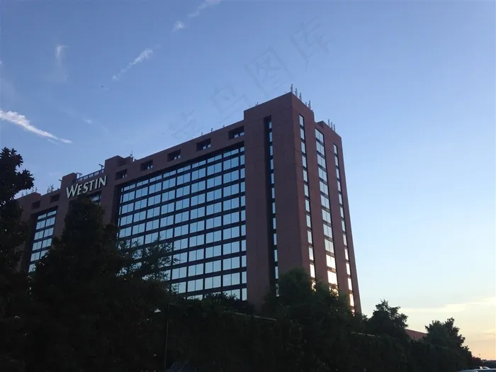 蓝天白云下的酒店建筑