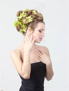 身穿黑色抹胸装的盘发美女