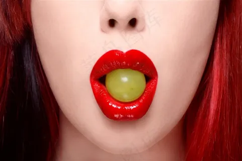 含着葡萄的性感美女高清图片