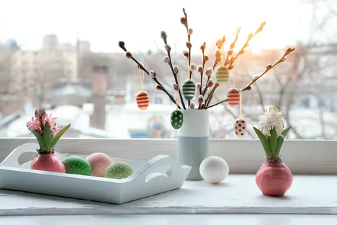 窗台上的复活节装饰品