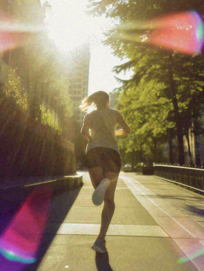 户外阳光运动热血跑步奔跑骑车，健康健身，清新自然摄影图