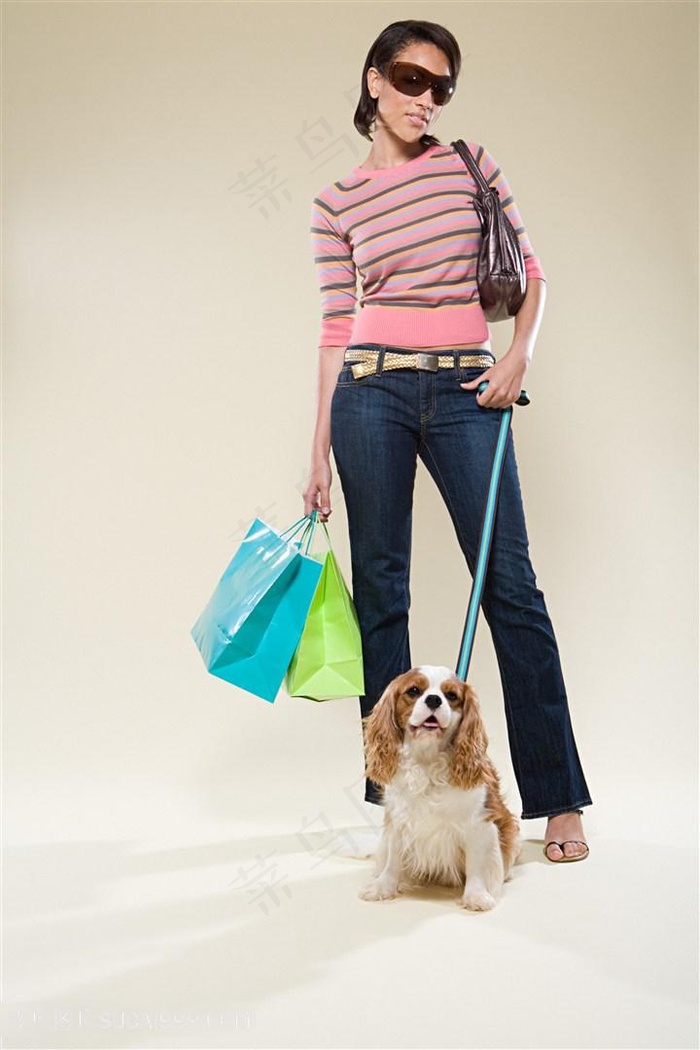 高清购物美女与查理士王小猎犬图片
