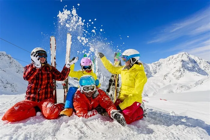 在雪地里玩耍的一家人高清图片