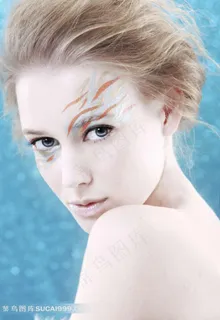 精致眼妆的时尚美女