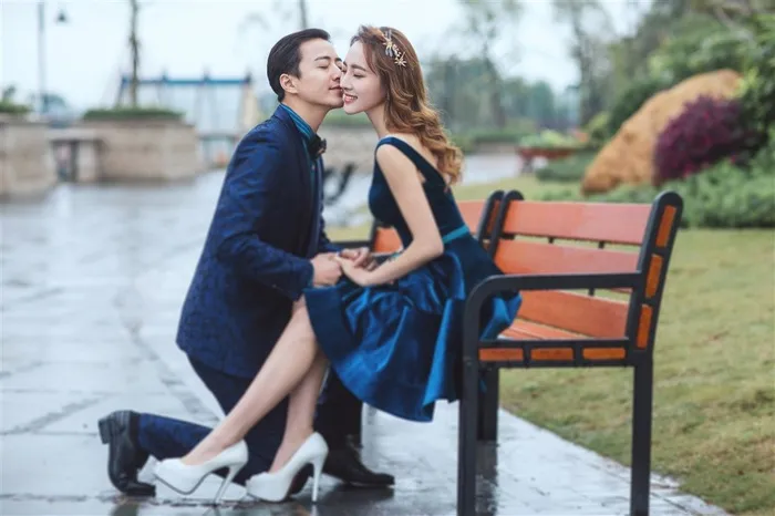 在公园椅子旁的恋人