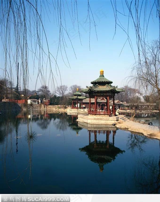小湖旁的建筑