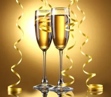 黄色背景下的香槟酒杯