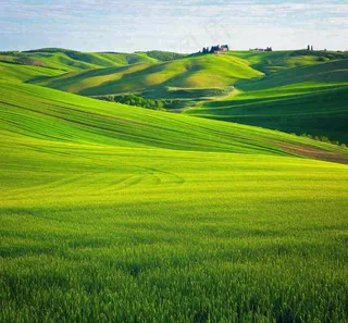 春天连绵山脉绿色草地郊游，清新惊蛰春分摄影图