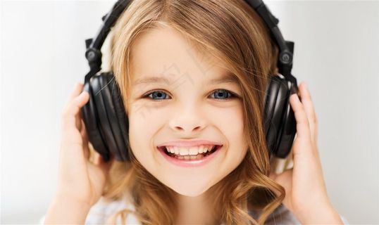 带着耳机的小女孩