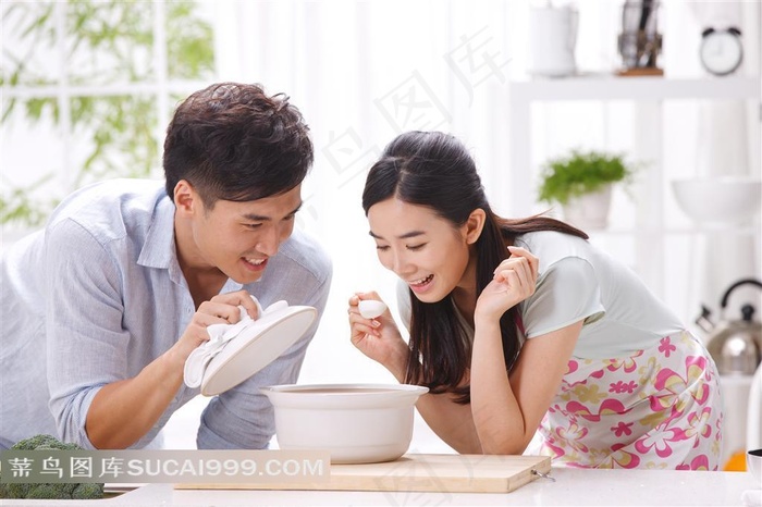 品尝美味的夫妻