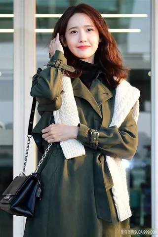 韩国美女林允儿风衣生活照图片