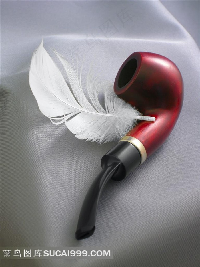 放在白布上的烟斗和羽毛