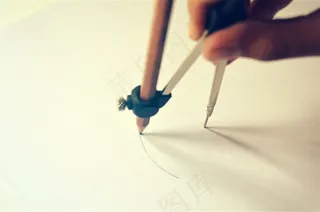 手拿圆规画圆