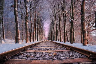 雪后阳光火车轨道图