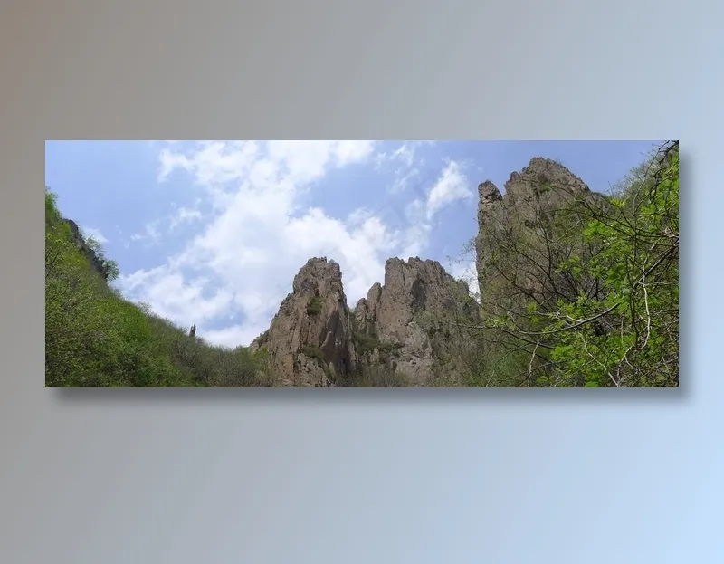 蓝天白云下的石峰
