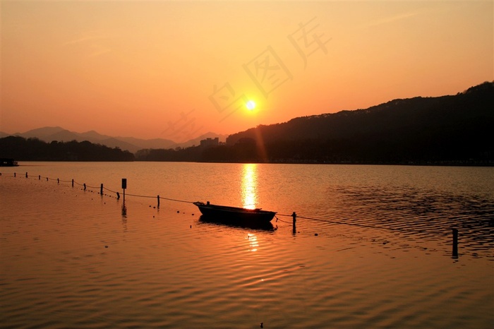 夕阳下的美丽西湖景色摄影图片