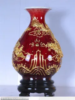 红色花瓶上精美的龙 红色花瓶上精美的龙