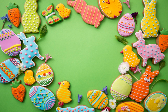 绿色背景的小工具框架 绿色背景五彩釉上的复活节姜饼