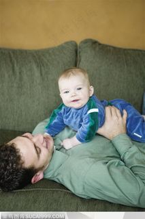 家中生活-在沙发上玩耍的外国父子两