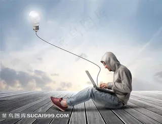 在蓝天下操作电脑的人