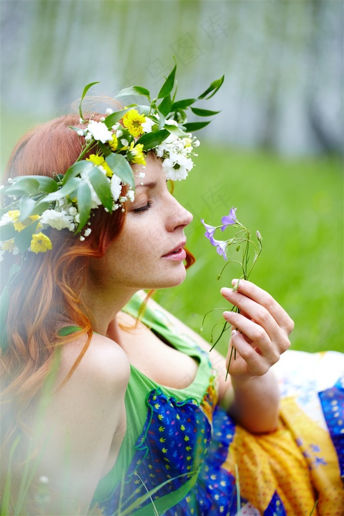 闻花香戴花环欧美清纯美女图片