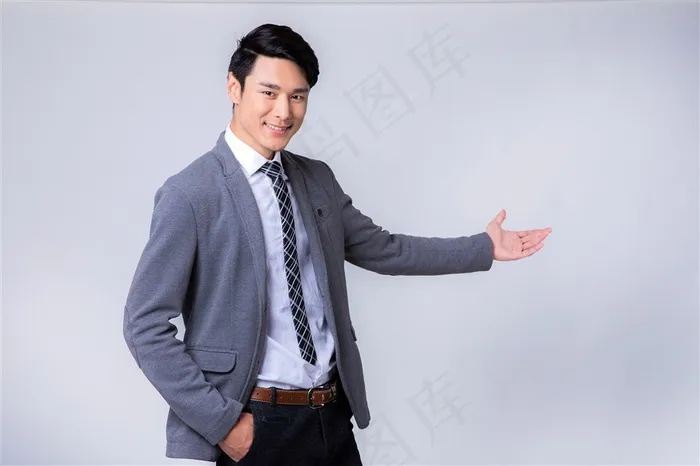 开心做指导的商务男士