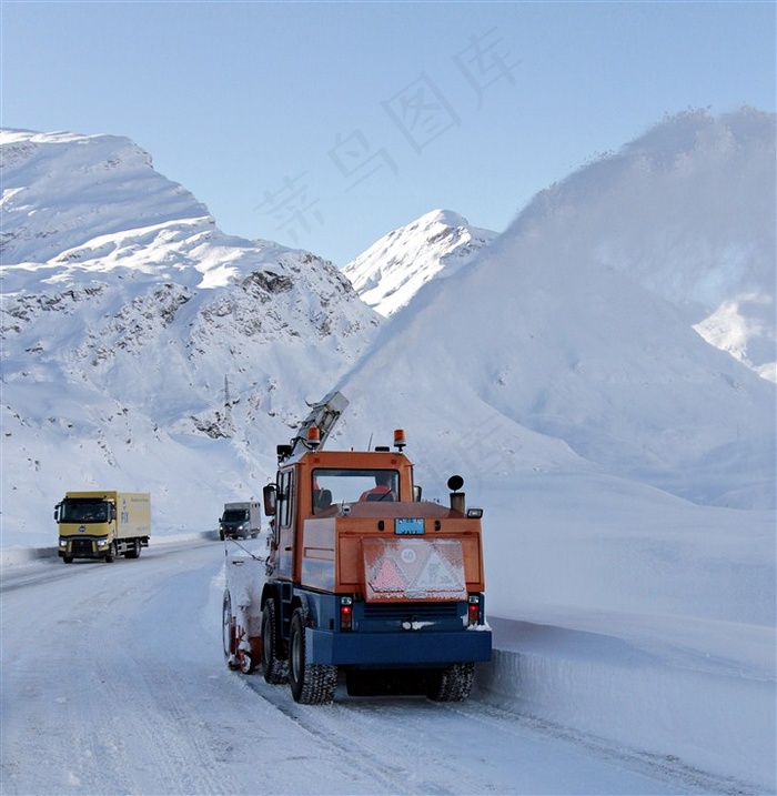 冰天雪地国外铲雪车工作图片