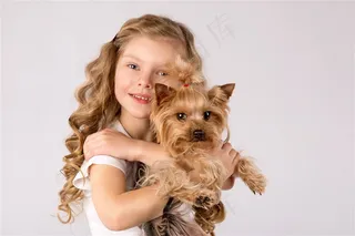 抱着棕色小狗的小女孩高清图片