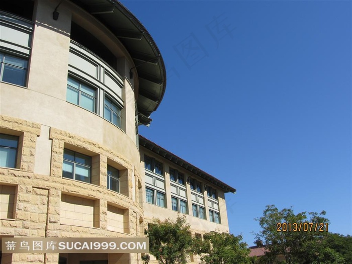 蓝天下的国外建筑侧影